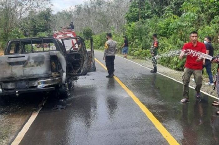 Toyota Hilux milik Polisi Hutan dibakar orang tak dikenal saat pergoki aksi penebangan liar yang dilakukan oknum aparat