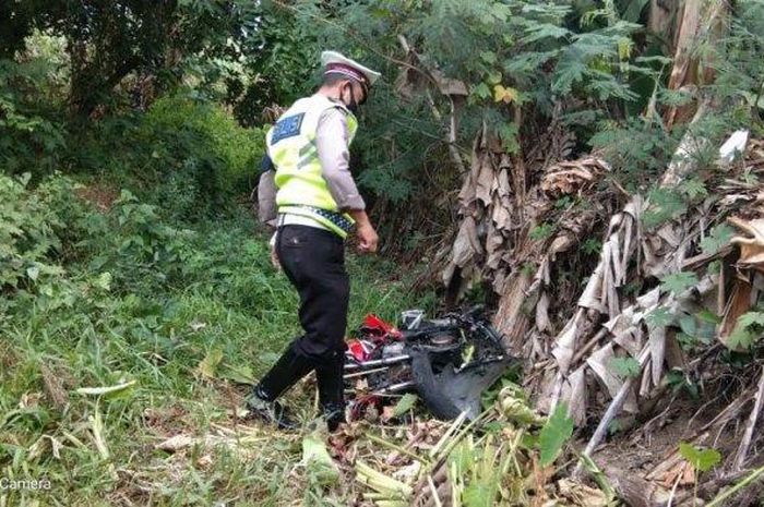 Honda CB150R remuk setelah beradu kencang lawan Toyota Calya hingga terpental