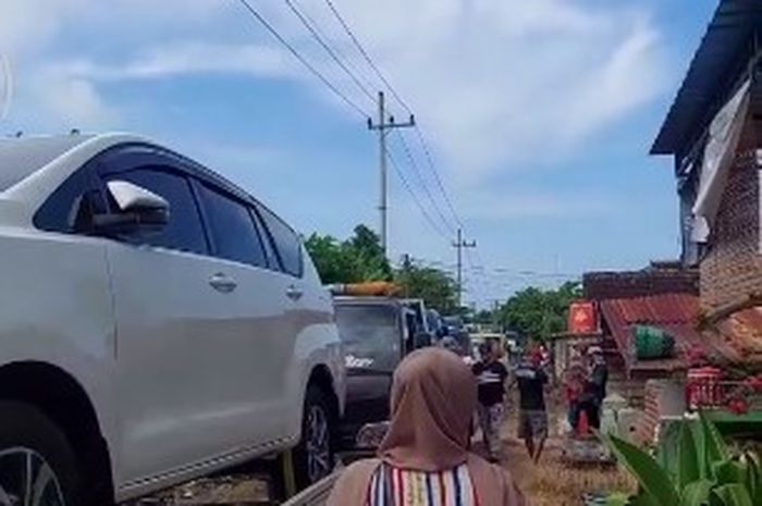 Setelah dapat uang ganti untung dari PT Pertamina, satu desa bersamaan beli mobil baru.