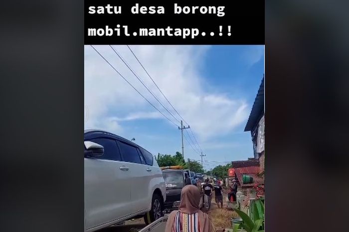kondisi saat puluhan mobil diantar ke pembeli di Desa Sumurgeneng, Kecamatan Jenu, Kabupaten Tuban.