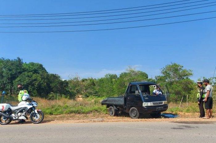 Suzuki Carry yang mengalami masalah di sistem kemudi, setir bergetar lalu ngunci ke kiri, berujung terbalik di Bintan, Kepulauan Riau