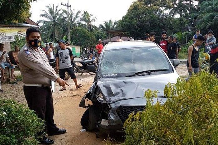 Datsun GO+ terburai akibat tonjok Honda Supra X 125 karena pecah ban di desa Batu Langka Kecil, Kuok, Kampar, Riau
