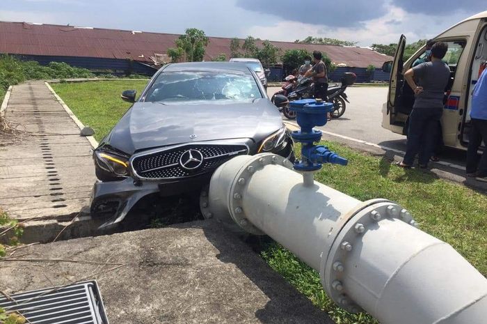 Unit test drive Mercedes-Benz E-Class AMG 43 di Malaysia berakhir bonyok.