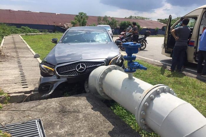 Unit test drive Mercedes-Benz E-Class AMG 43 di Malaysia berakhir bonyok.