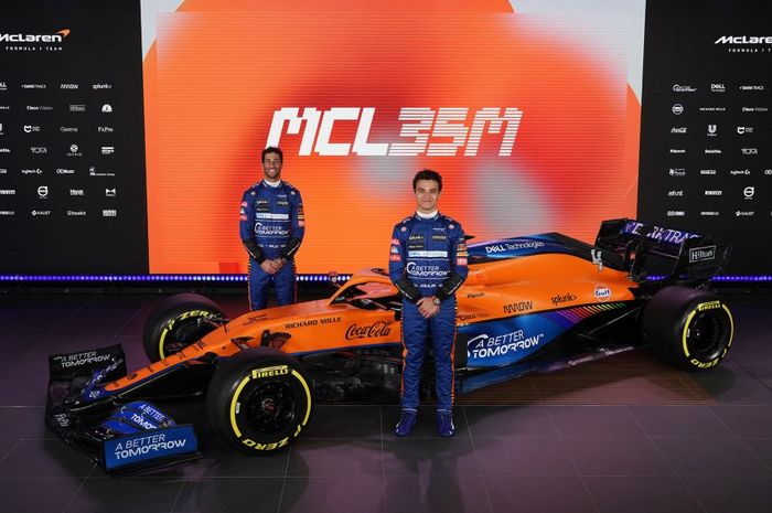 Daniel Ricciardo dan Lando Norris mengenalkan mobil baru untuk F1 2021. 