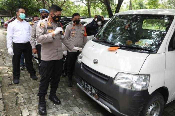 Polresta Tangerang melakukan ungkap kasus pencurian disertai penganiayaan yang dilakukan JL dan S kepada sopir mobil pikap berisial AA di Kabupaten Tangerang, Senin (15/2/2021). 