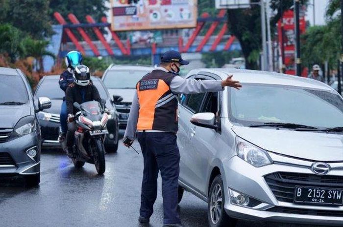 Wali Kota Bogor Bima Arya menyebut penerapan ganjil genap pada akhir pekan kemarin mampu menurunkan mobilitas warga.