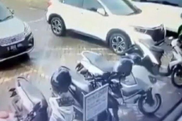 Video CCTV yang memperlihatkan pria berjaket ojol mengambil ponsel dari dashboard motor yang terparkir di sebuah minimarket di Jalan Otista Raya, Ciputat, Tangerang Selatan (Tangsel), Selasa (16/2/2021). 