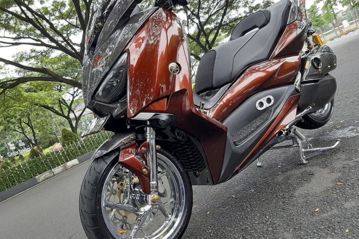 Kolaborasi unik warna Yamaha XMAX, gemerlap padukan karbon kevlar gold dan krom.