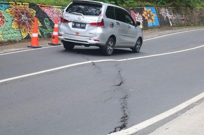 Jalan Brigjen Moh Manan, Kelurahan Songgokerto, Kota Batu yang retak, Senin (15/2/2021)