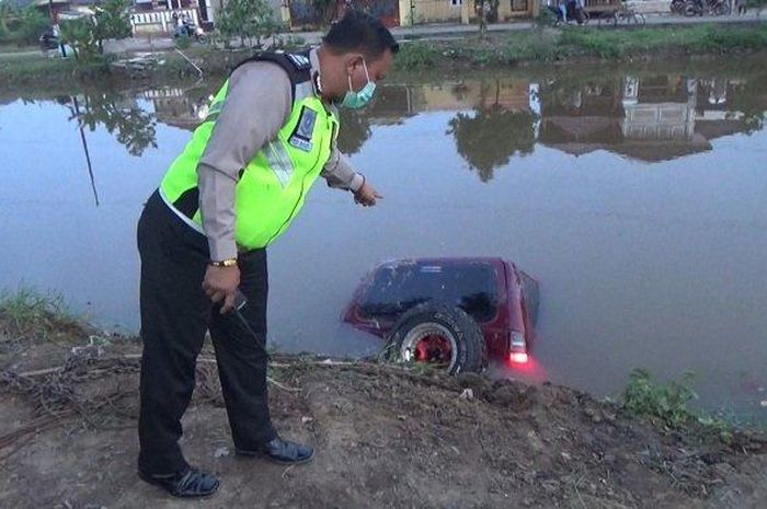 Isuzu Panther Touring tenggelam di sungai Dekranasda, Jakabaring, Palembang