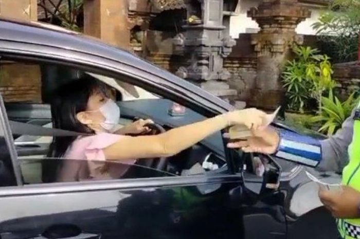 Viral video emak-emak marah saat ditilang dan memaki petugas kepolisian
