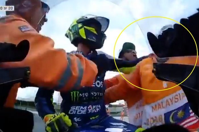 Valentino Rossi pernah menoyor kepala seorang marshal usai balapan, Kenapa?