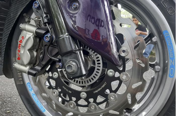 Kaki-kaki Yamaha XMAX kena modif, repaint pelek kece sokbreker dan rem hedon punya.