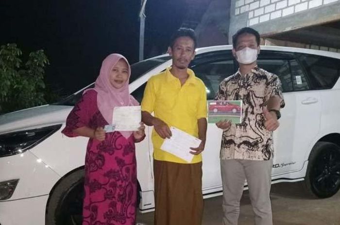 Perwakilan Auto2000 menyerahkan Toyota Kijang Innova ke salah satu warga Sumurgeneng, Jenu, Tuban, Jawa Timur