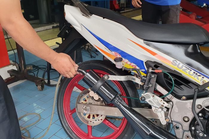 Suzuki Satria 120R melakukan uji emisi