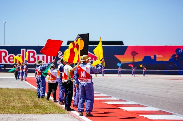 Inilah arti bendera-bendera isyarat yang ada di MotoGP