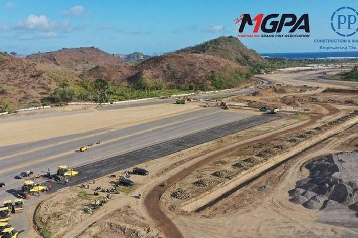 pengerjaan sirkuit Mandalika sudah masuk pemasangan concrete barrier. 