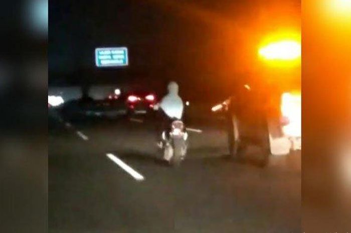 Rekaman wanita santai melenggang di to Jagorawi tanpa helm dan tak membawa SIM serta STNK, diduga depresi