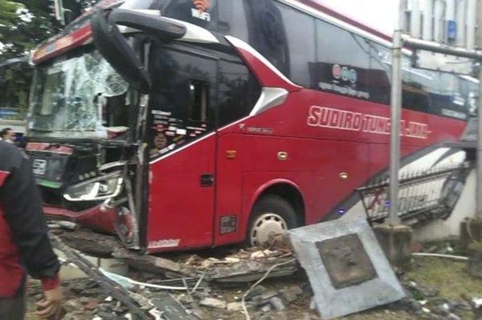 Bus Sudiro Yungga Jaya terjang tembok Kantor Kabupaten