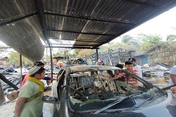 Nissan March yang ikut dilumat api kebakaran tiga rumah asrama TNI AD Gatot Subroto II Sungai Raya, Kubu Raya, Kalimantan Barat