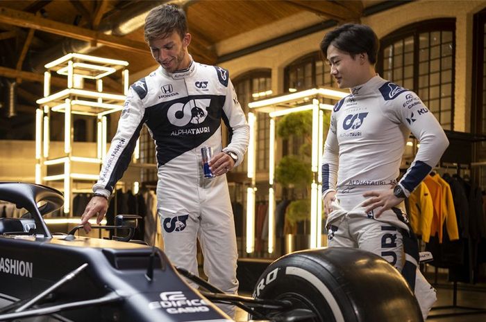 Yuki Tsunoda (kanan) ingin banyak belajar dari Pierre Gasly pada musim pertamanya di F1. 
