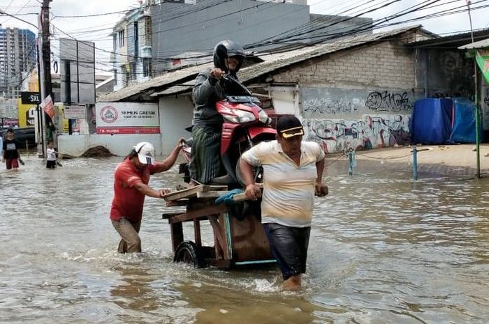 ojek gerobak jadi bisnis baru saat banjir melanda Jakarta.