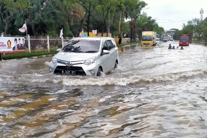 Ilustrasi mobil terjang banjir