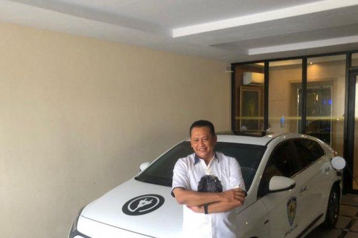 Ketua IMI Bambang Soesatyo berpose di depan mobil listrik Hyundai IONIQ, Minggu (21/2/2021).  