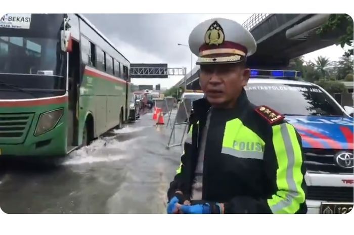 pantauan arus lalu lintas di Tol Jagorawi yang sudah dapat dilalui kendaraan.