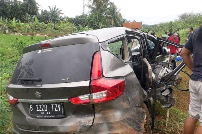 Suzuki Ertiga alami kecelakaan tunggal di ruas tol Pekalongan-Batang, usai melintir hajar beton pembatas