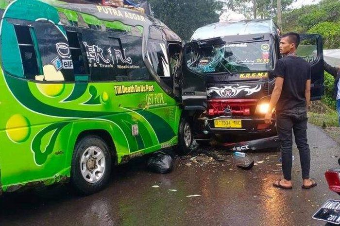 Dua unit Mitsubishi FE 71 saling tebas di Kebuh Teh Cisandaan, Pamulihan, Garut, Jawa Barat