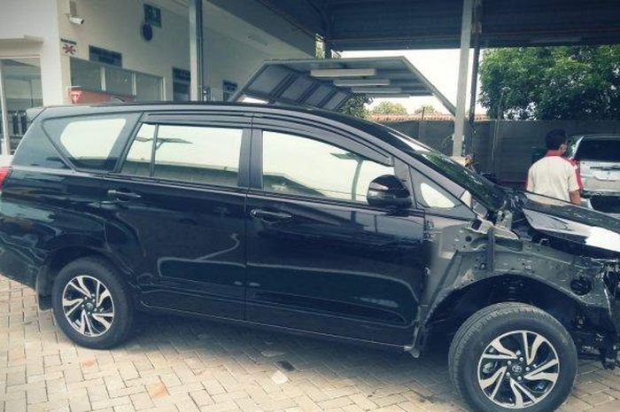 Kondisi Kijang innova yang mengalami perbaikan bodi