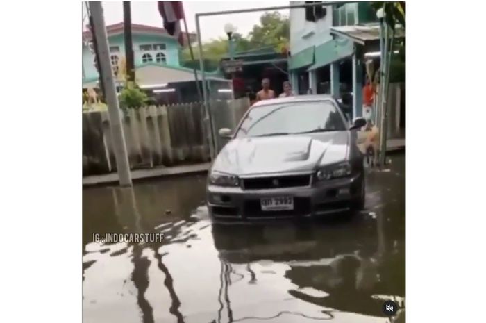 Nissan Skyline GT-R menerjang banjir