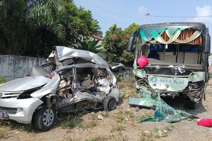 Kondisi Toyota Avanza dan bus yang terlibat kecelakaan yang mengakibatkan 9 orang tewas