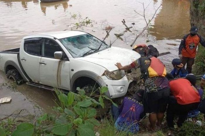 Mitsubishi Strada Triton tenggelam di Sungai Mahakam berhasil dievakuasi dari kedalaman tujuh sampai sembilan meter