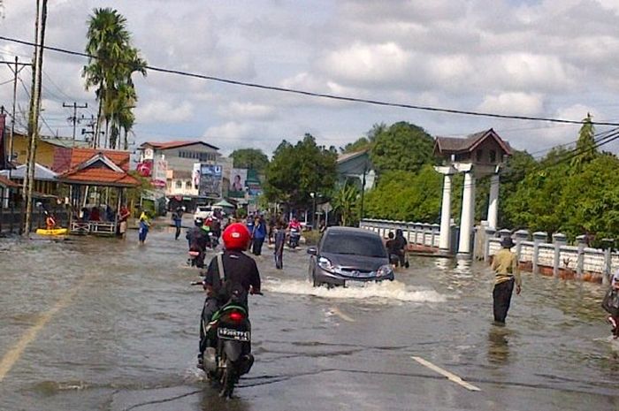 salah satu jalan di Putussibau, Kabupaten Kapuas Hulu, Kalimantan Barat saat banjir.