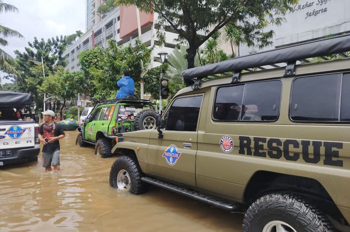 Tim Rescue IMI DKI Jakarta siaga bantu korban banjir Jakarta 2021, selalu siap tolong korban bencana tanpa biaya sepeser pun.