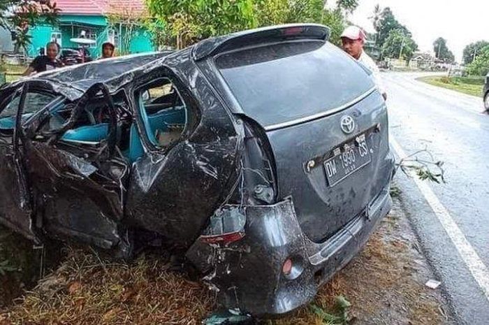 Toyota Avanza ringsek parah usai tabrak tembok pagar rumah warga di jalan raya Bone-Makassar, dusun Arokke, desa Lilirattang, Lappariaja, Bone, Sulawesi Selatan