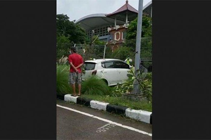 Daihatsu Ayla nyangkut pagar bandara I Gusti Ngurah Rai, Bali