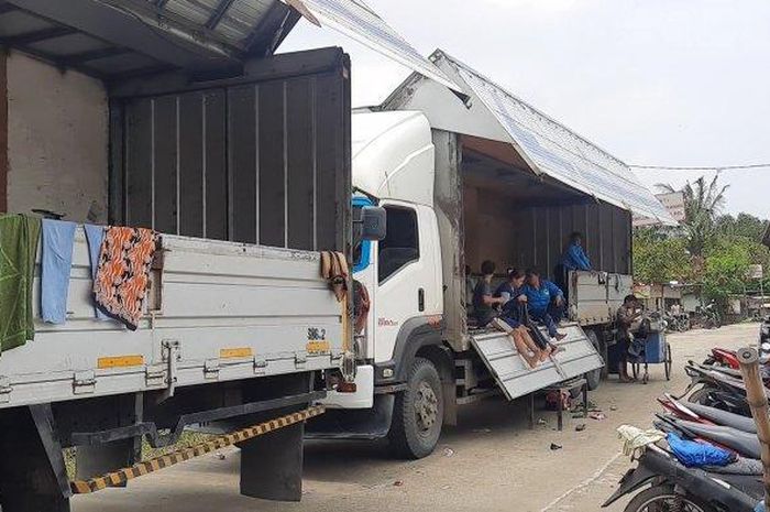 Wing Box Truk Tronton disulap jadi pengungsian sementara korban banjir Bekasi