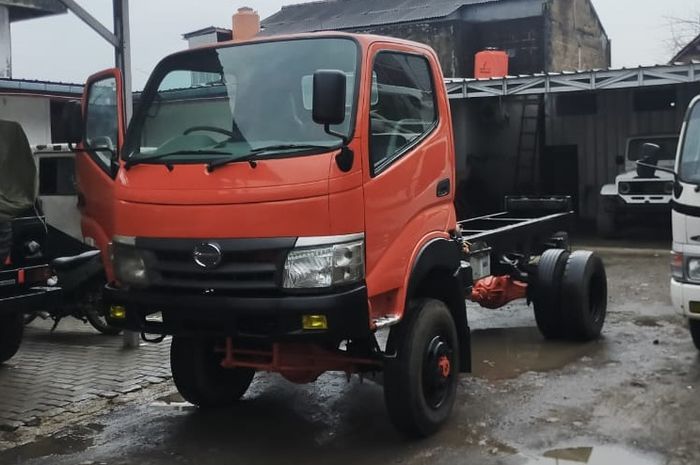 Hino Dutro 130 MD 4x4 tahun 2008