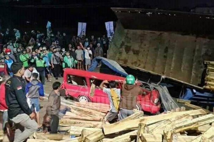 Daihatsu Zebra dan Suzuki Cari ringsek dihajr truk ngeblong di Salatiga