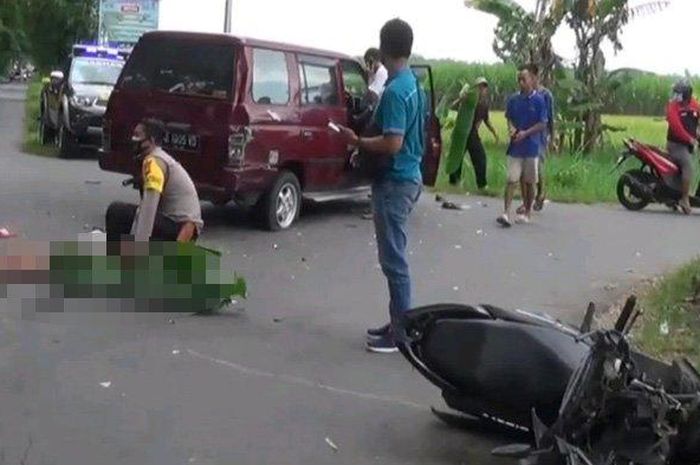 Honda Vario 150 sundul Isuzu Panther belok dadakan di jalan raya Bendo - Gorang-gareng, pertigaan Sumur Bor, desa Bendo, Magetan, Jatim