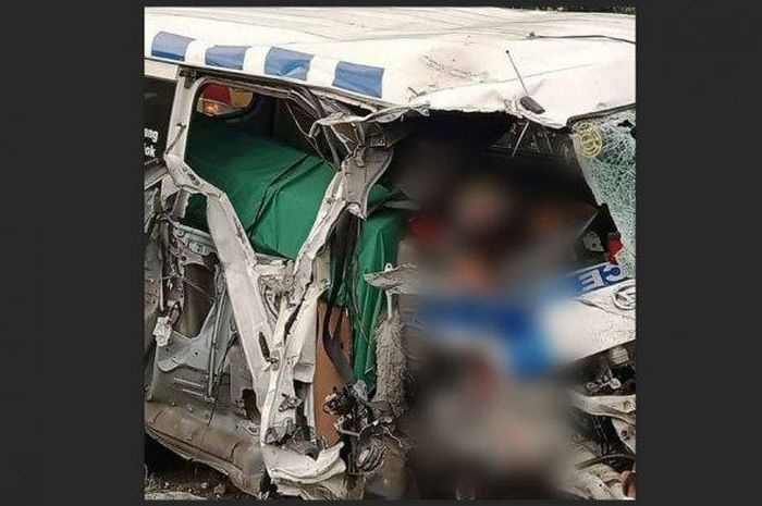 Daihatsu Gran Max ambulans pembawa jenazah ringsek sambar truk tronton