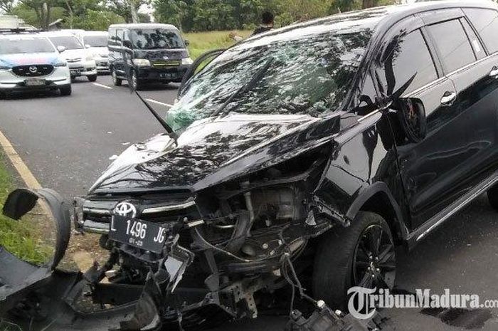 Kijang Innova babak belir wajahnya setelah hujam pohon trembesi