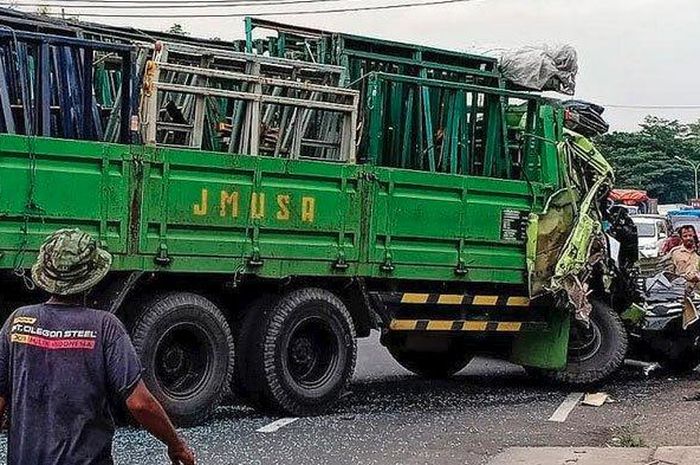 Truk tronton banting setir ke kanan loncat pembatas hajar truk box dan Daihatsu Xenia di jalur Malang-Surabaya, dusun Kademangan, desa Kertosari, Purwosari, Pasuruan
