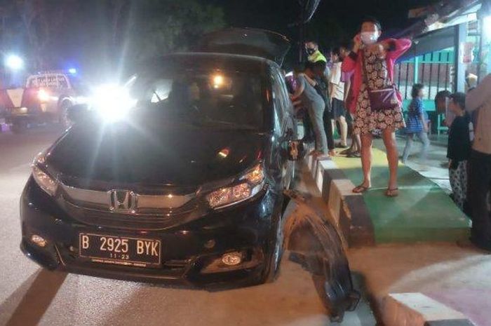 Honda Mobilio terjang Honda BeAT dan Suzuki Smash di dekat RSUD Muhammad Sani, Karimun, Kepulauan Riau