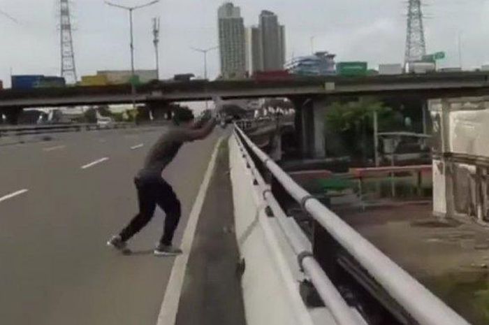 Tangkapan layar video viral aksi parkour seorang pria melompat dari jalan layang ke atap sebuah gedung di wilayah Pademangan 