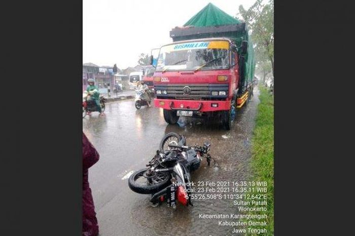 Honda Tiger Revo tabrak truk tronton parkir di Wonokerto, Demak, Jawa Tengah